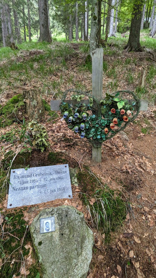 Rajmičev grob (Grubelnik Rajmund) in grob neznanega partizana