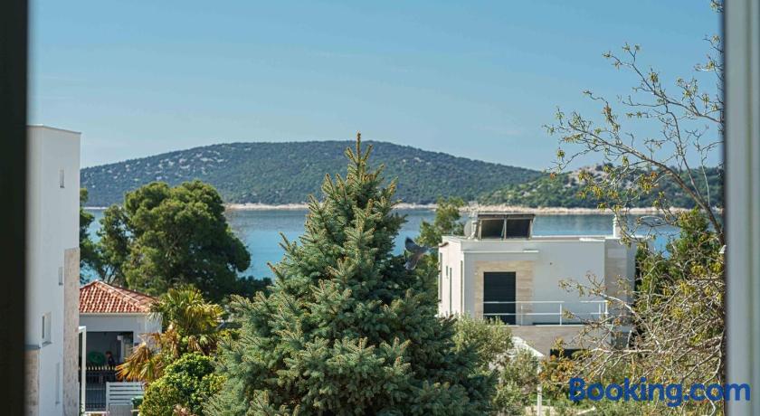 Apartments & Room Anka