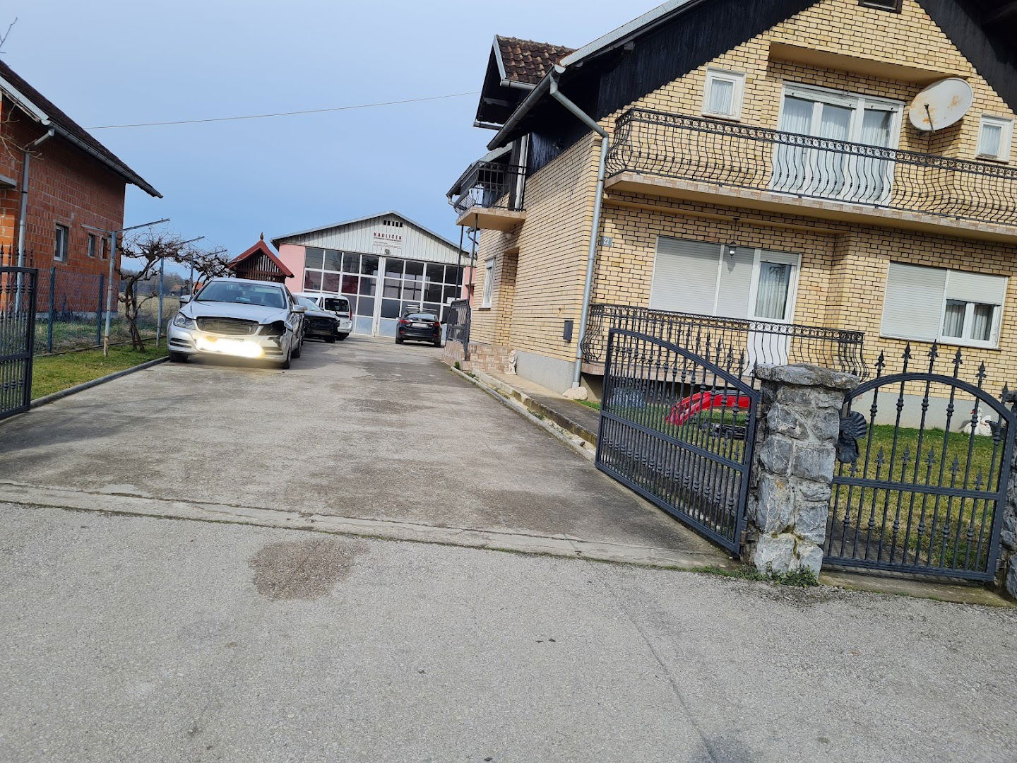 Autolimarska i lakirerska radiona Kadliček