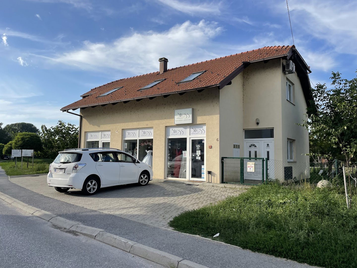 Stress najam vjencanih i svecanih haljina