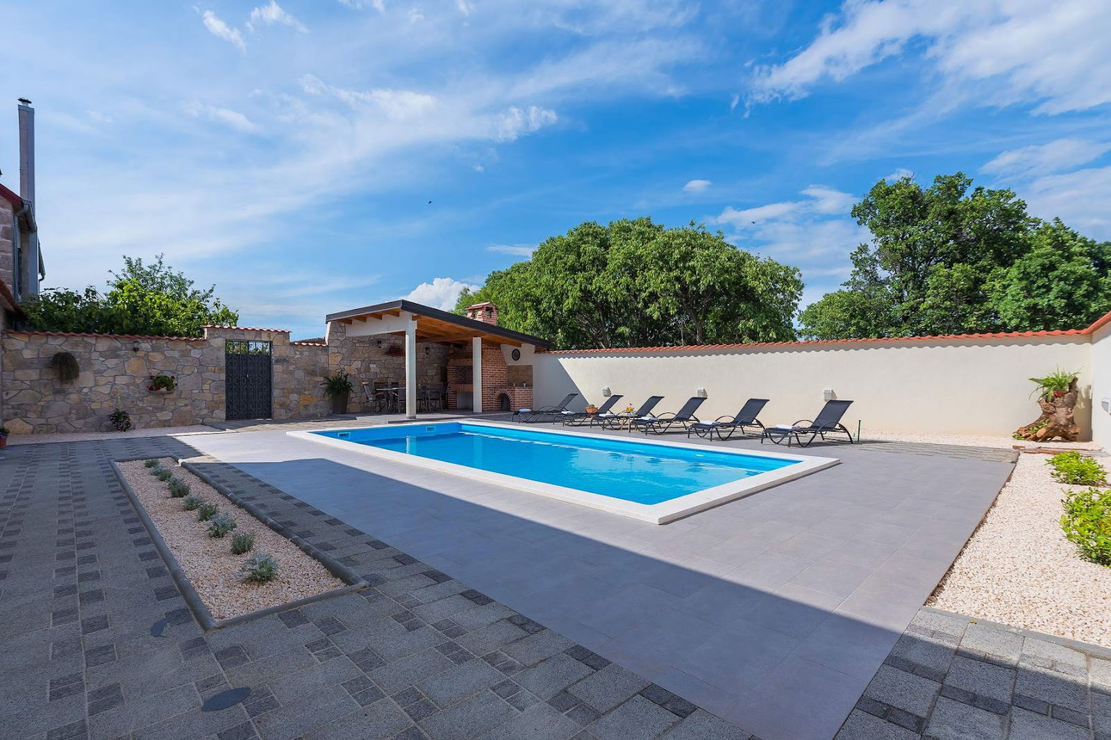 Plastični bazeni i bazenska oprema