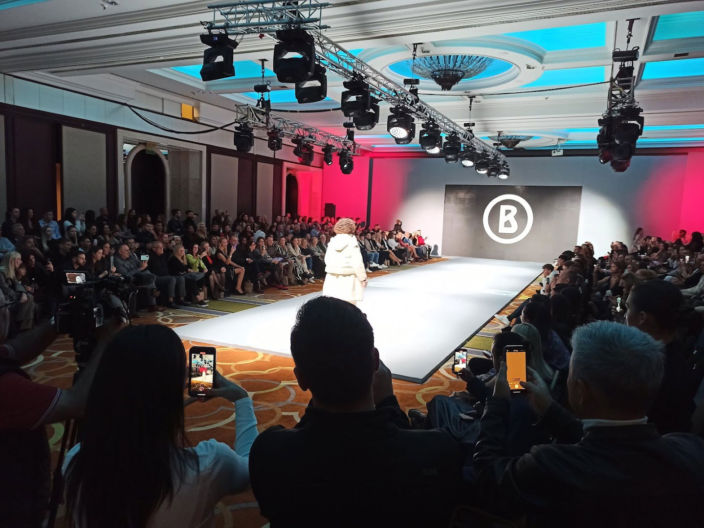 Кристална дворана