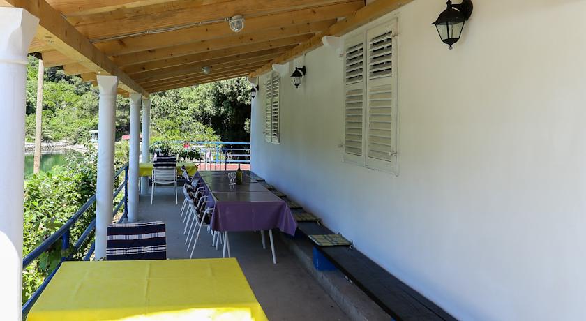 Apartments & Konoba Lampalo