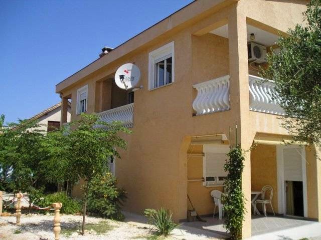 Apartmani Katarina, Vir