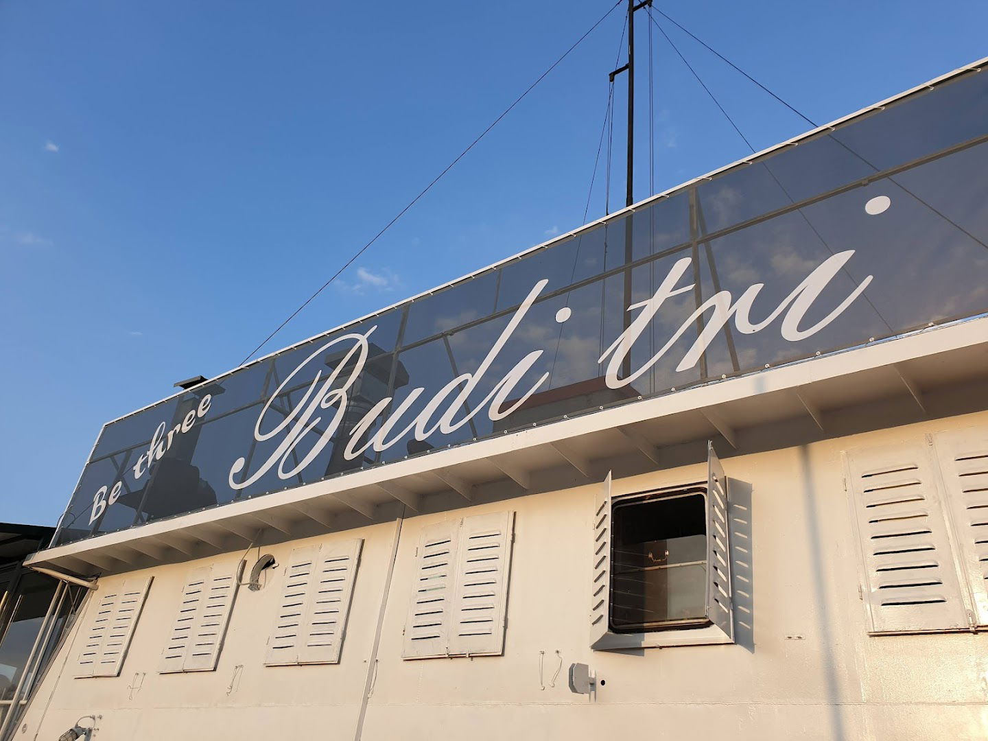 Budi Tri (Be Three) Brod - Restoran - Hostel