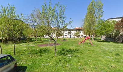 Park kod bijelih i crvenih zgrada