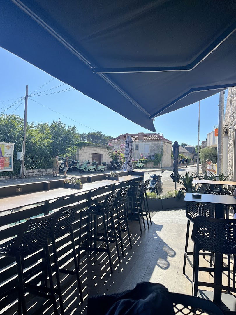 Tata's Burgers & Cocktails (Pinky)