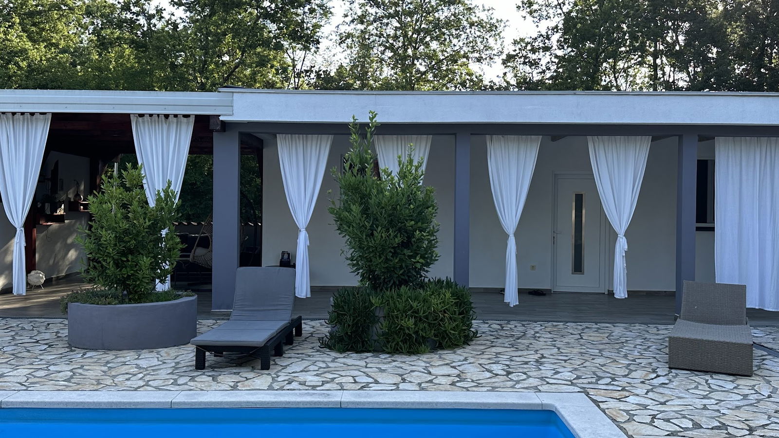 Two apartments with pool in Čambareliči