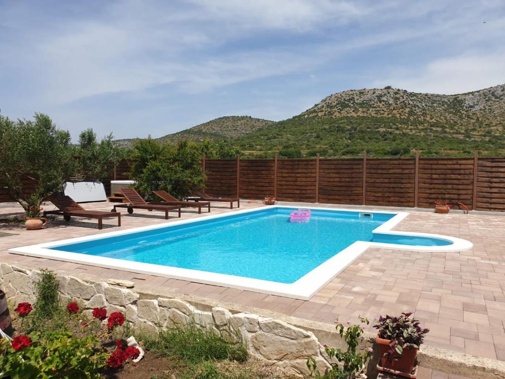 Apartman Dora With Heating pool