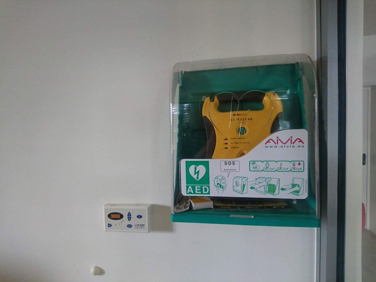 Avtomatski defibrilator AED - MORS – izobraževalni center za zaščito in reševanje Sežana, (pri vratarju)