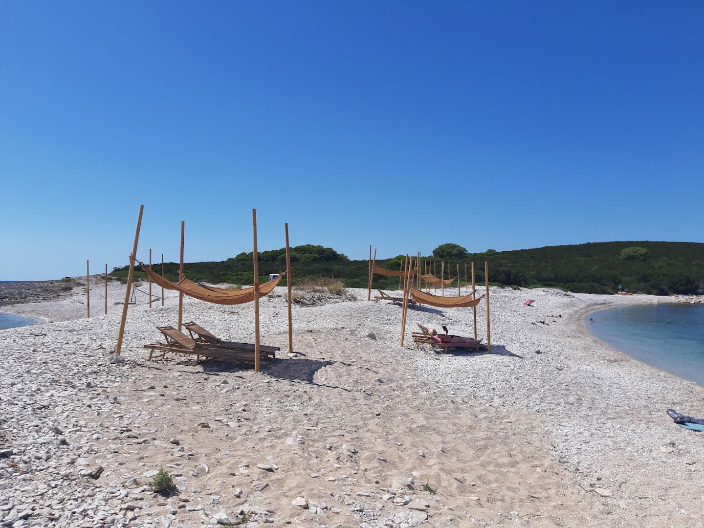 Amarcord Lopata Shadows and Beach Bar