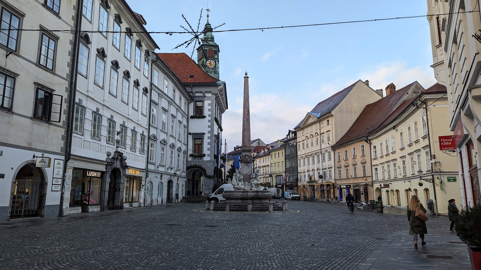 Avtomatski defibrilator (AED)