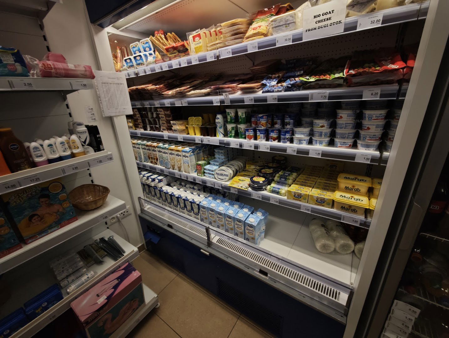 Camp Mandarino - market