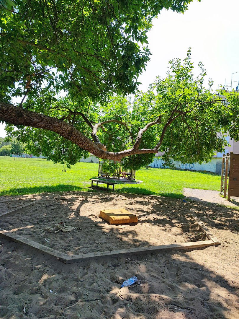 Park žutih i crvenih zgrada