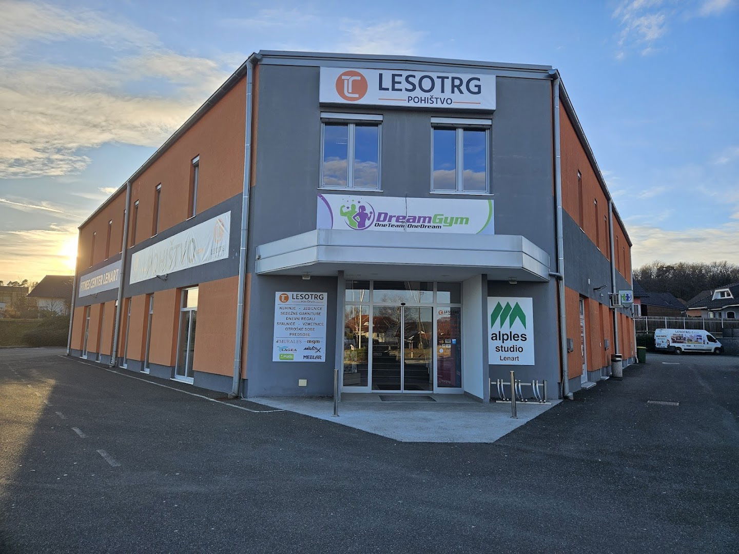 Lesotrg salon Pohištva