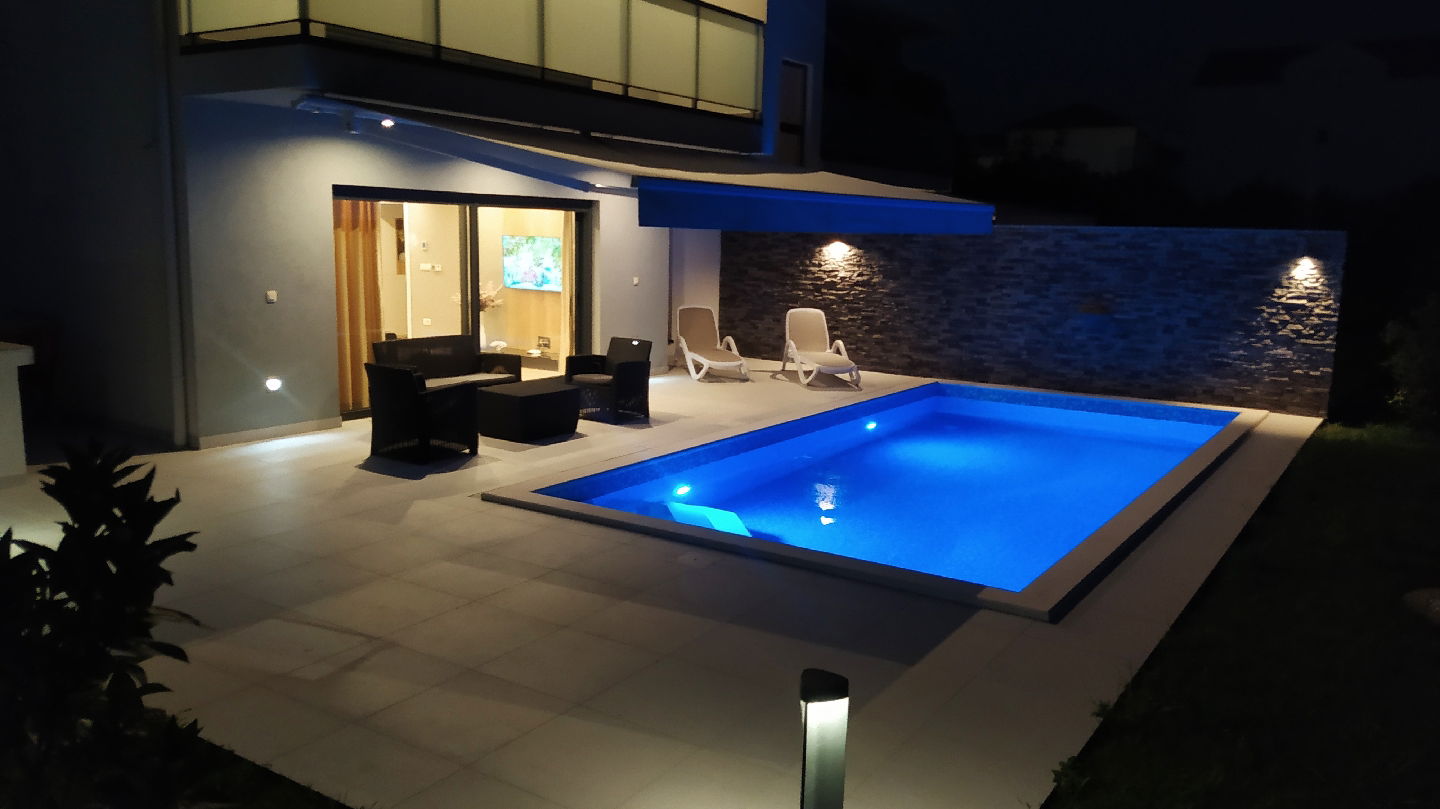 Villa Tesa, Okrug Donji