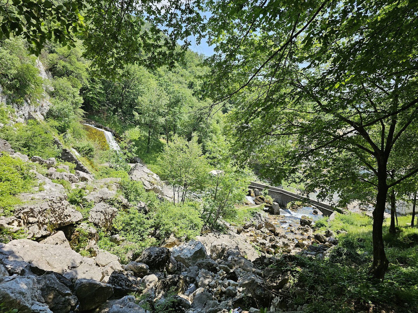 Ploščad nad izvirom hublja