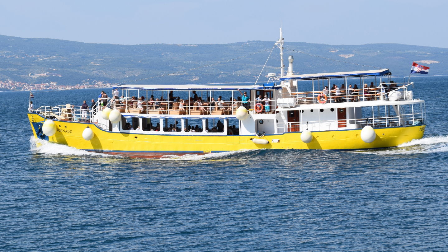 Tornado line (boat trips, wycieczki statkiem, výlety lodí, hajókirándulások)