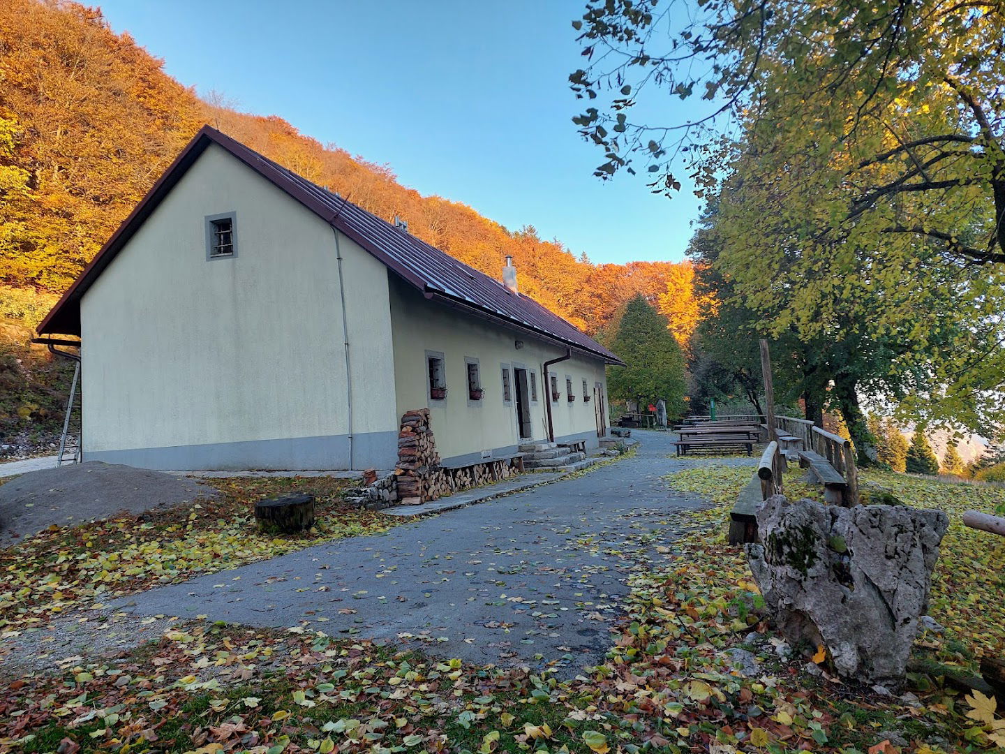 Koča Antona Bavčerja na Čavnu