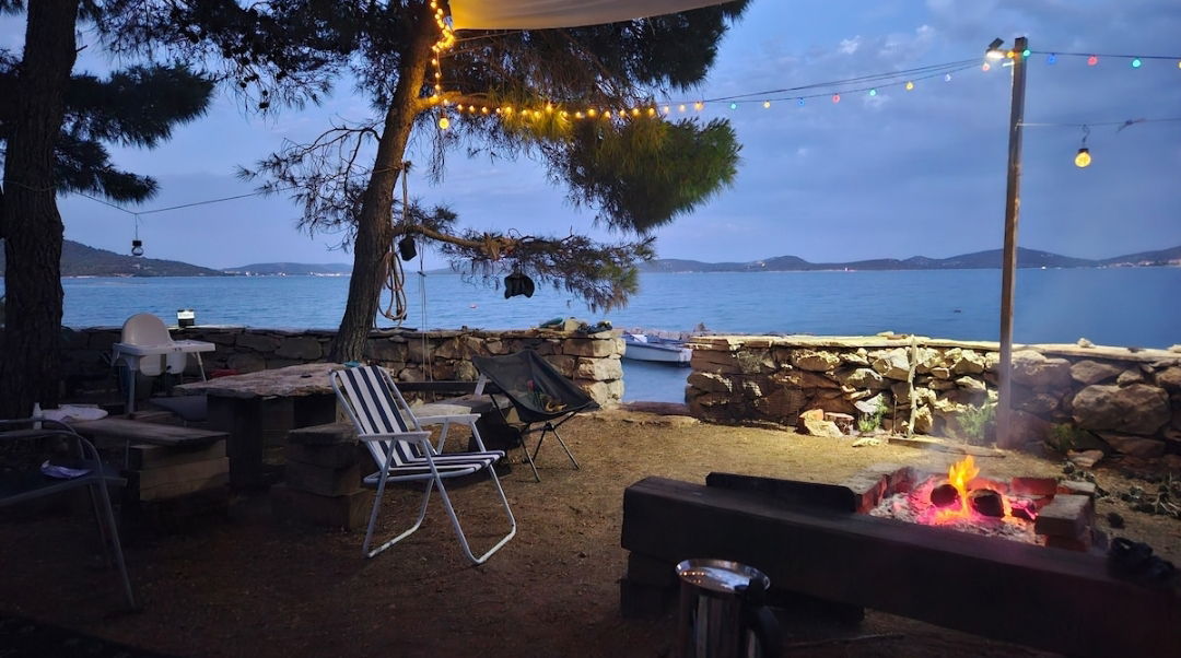 Robinzonski kamp Modrave