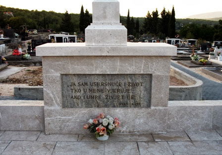 Zmijavci, Okrugljača cemetery