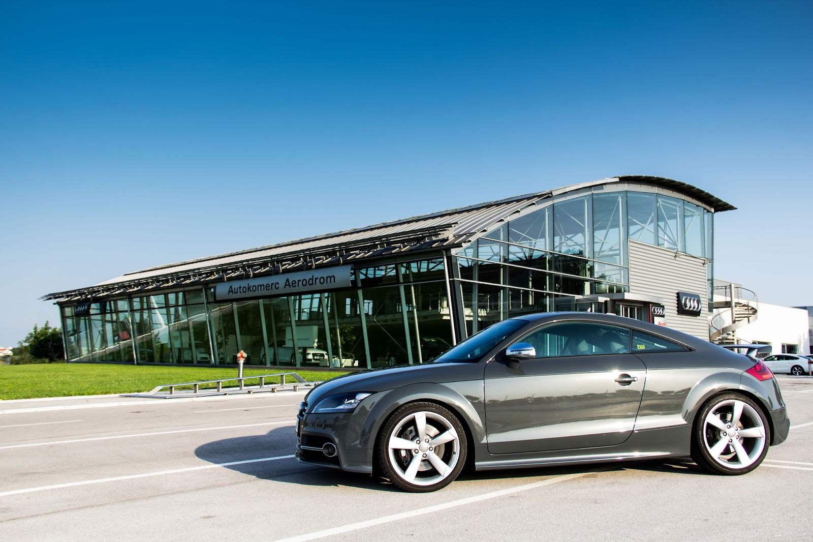 Autokomerc Center Airport