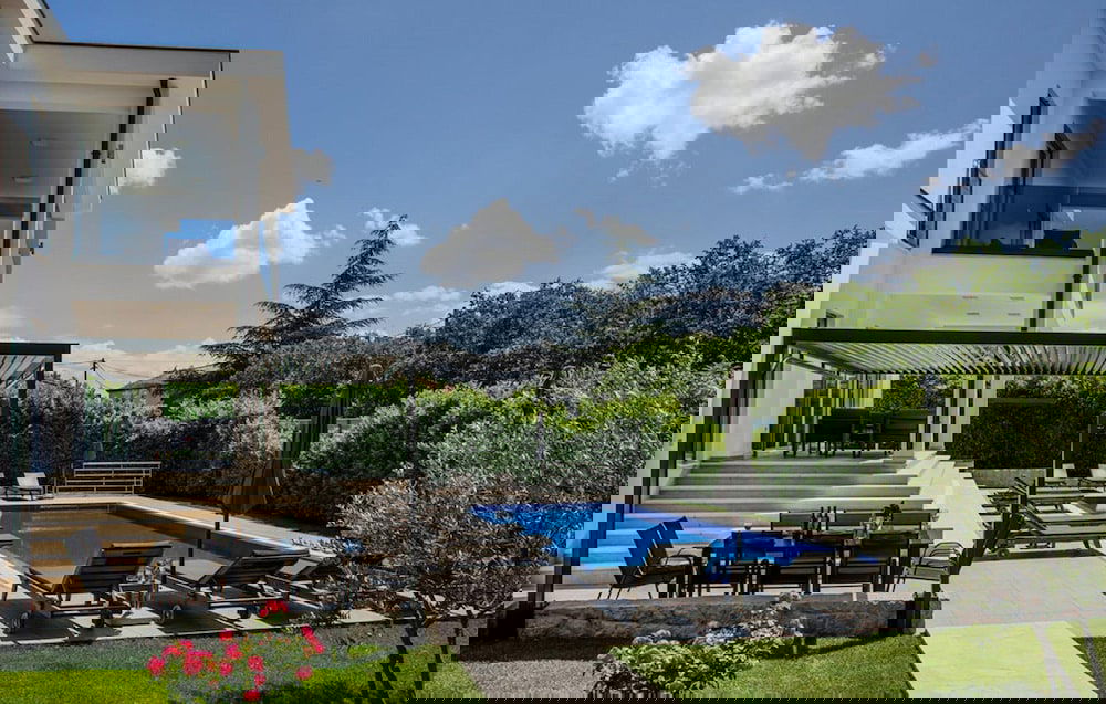 Modern Villa With Pool and Bubble Bath