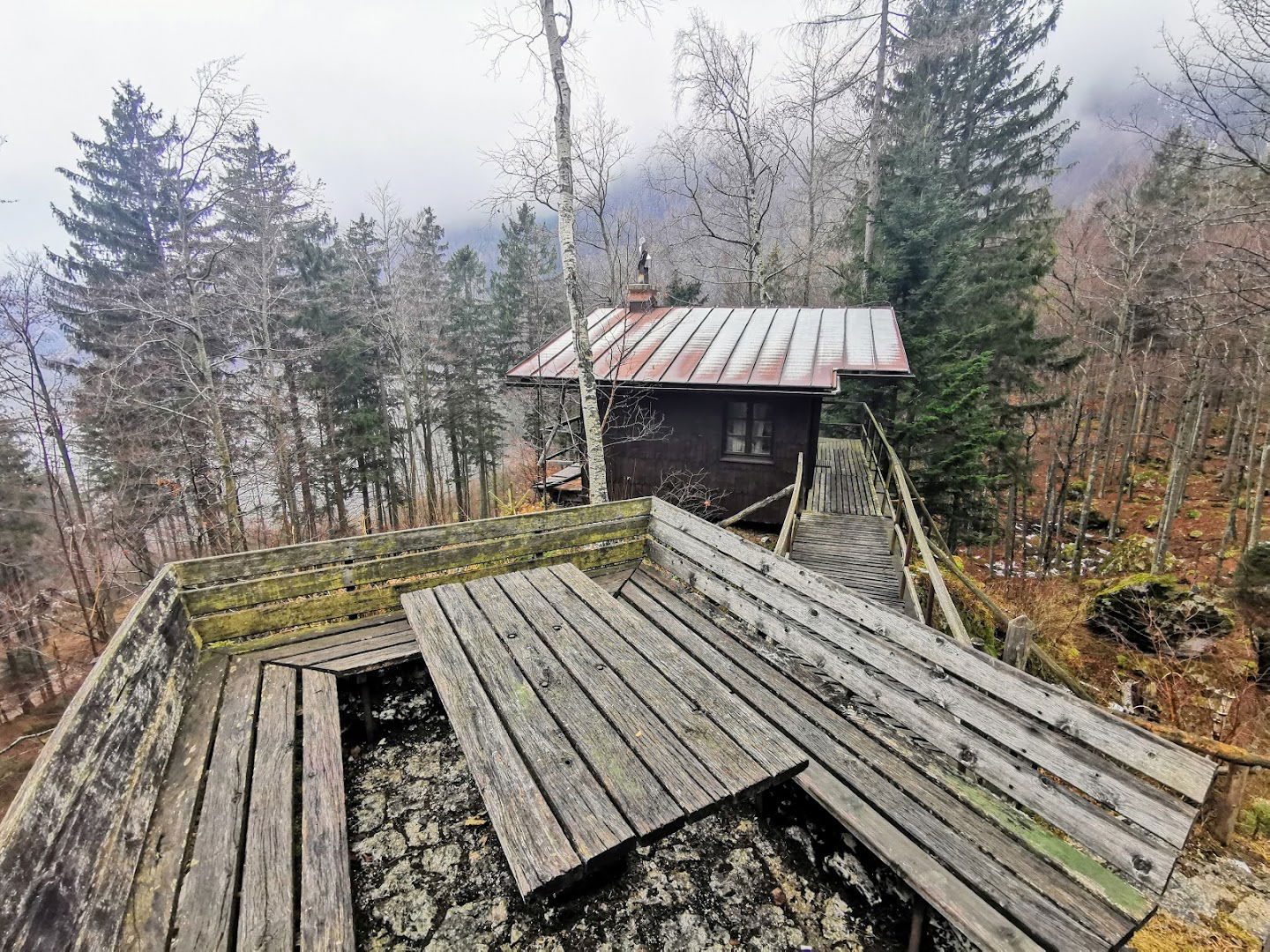 Lovska koča LEPI KAMEN