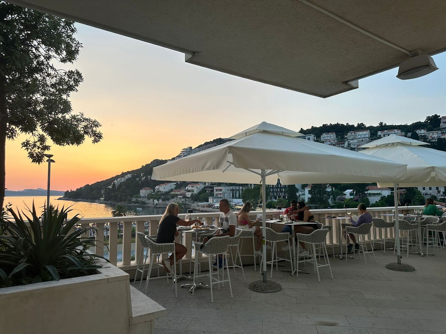 Mango's Kitchen & Bar