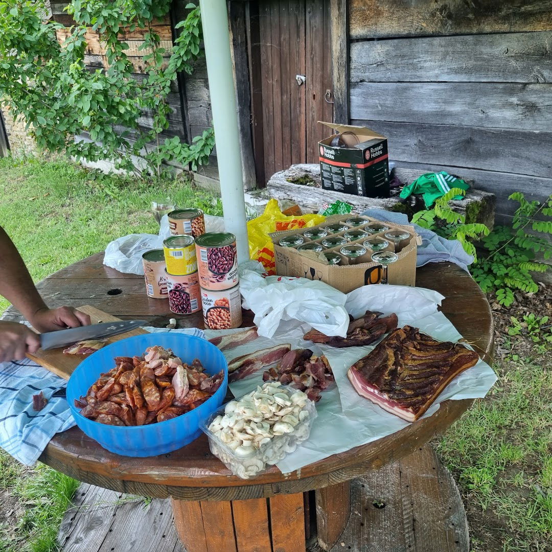 Trg bana Krteka, Paradajzova 16