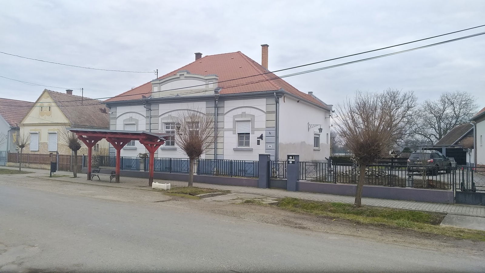 Kastélyosdombó, autóbusz-váróterem