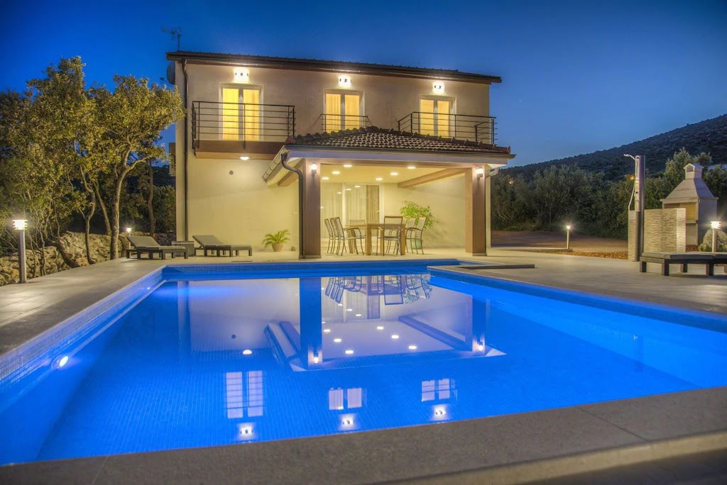 New luxury Villa with heated pool