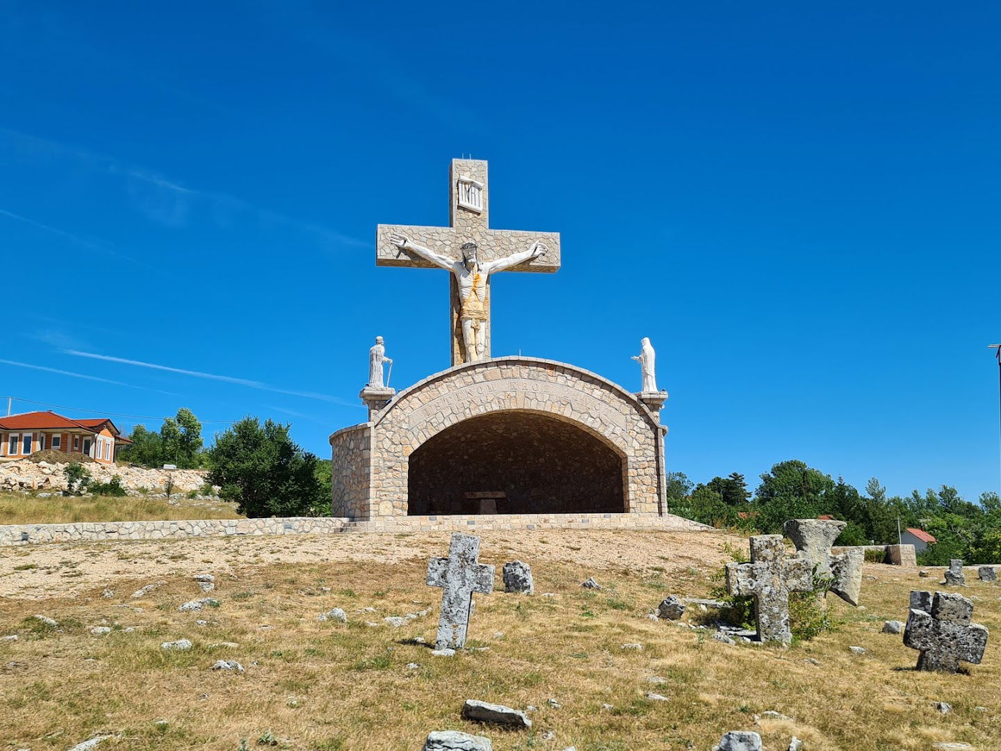Katolička kapelica s betonskim križem