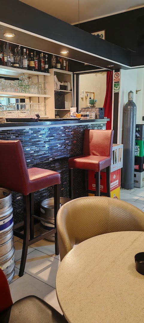 Black and White Bistro und Bar