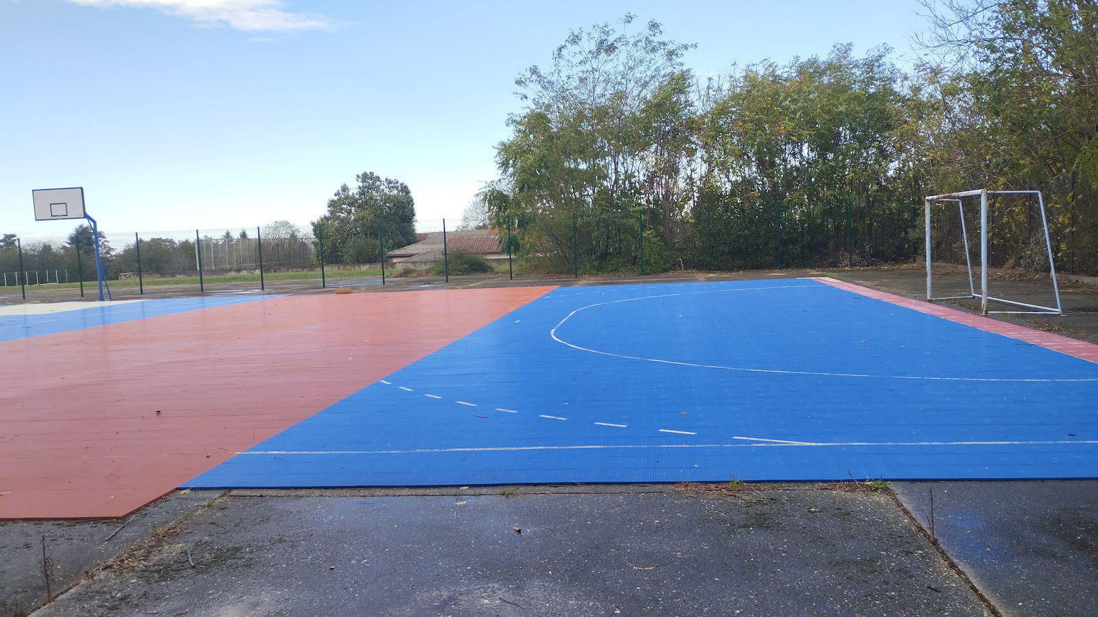 Fudbalski i košarkaški teren