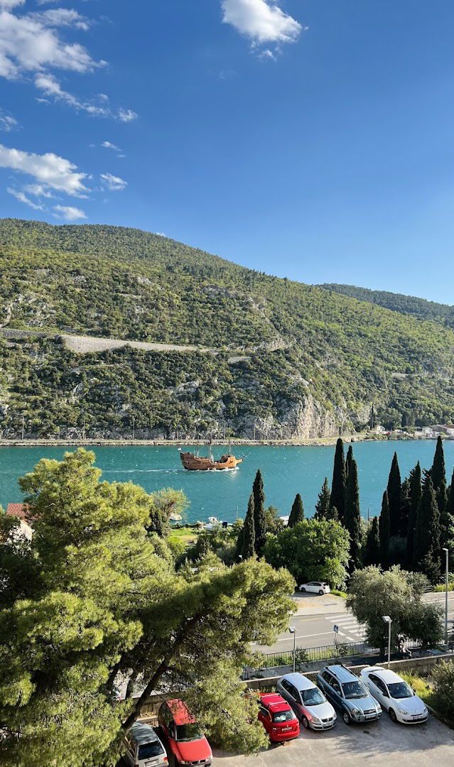 Bright & sunny two bedroom apartment