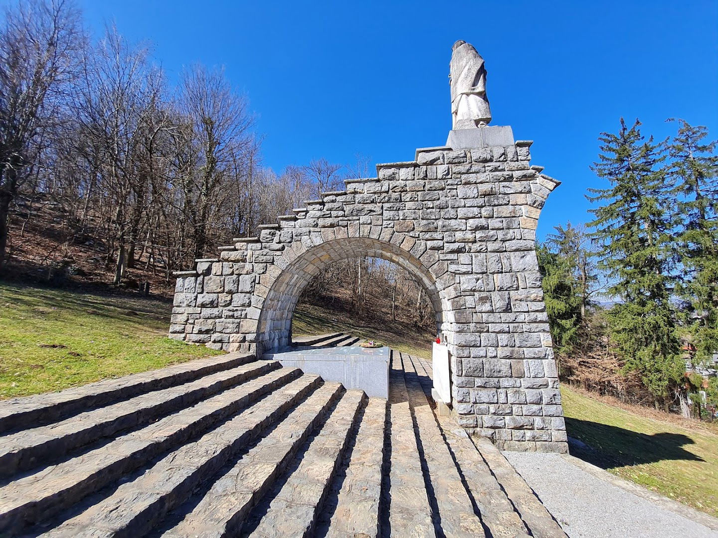 Drča, Spomenik padlim borcem NOB