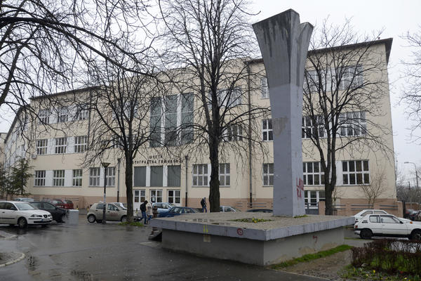 Spomenik ispred Šeste beogradske gimnazije