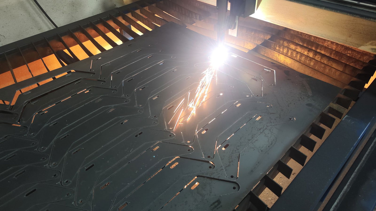 NKS SISTEM - Uslužno sečenje metala i okov za nameštaj