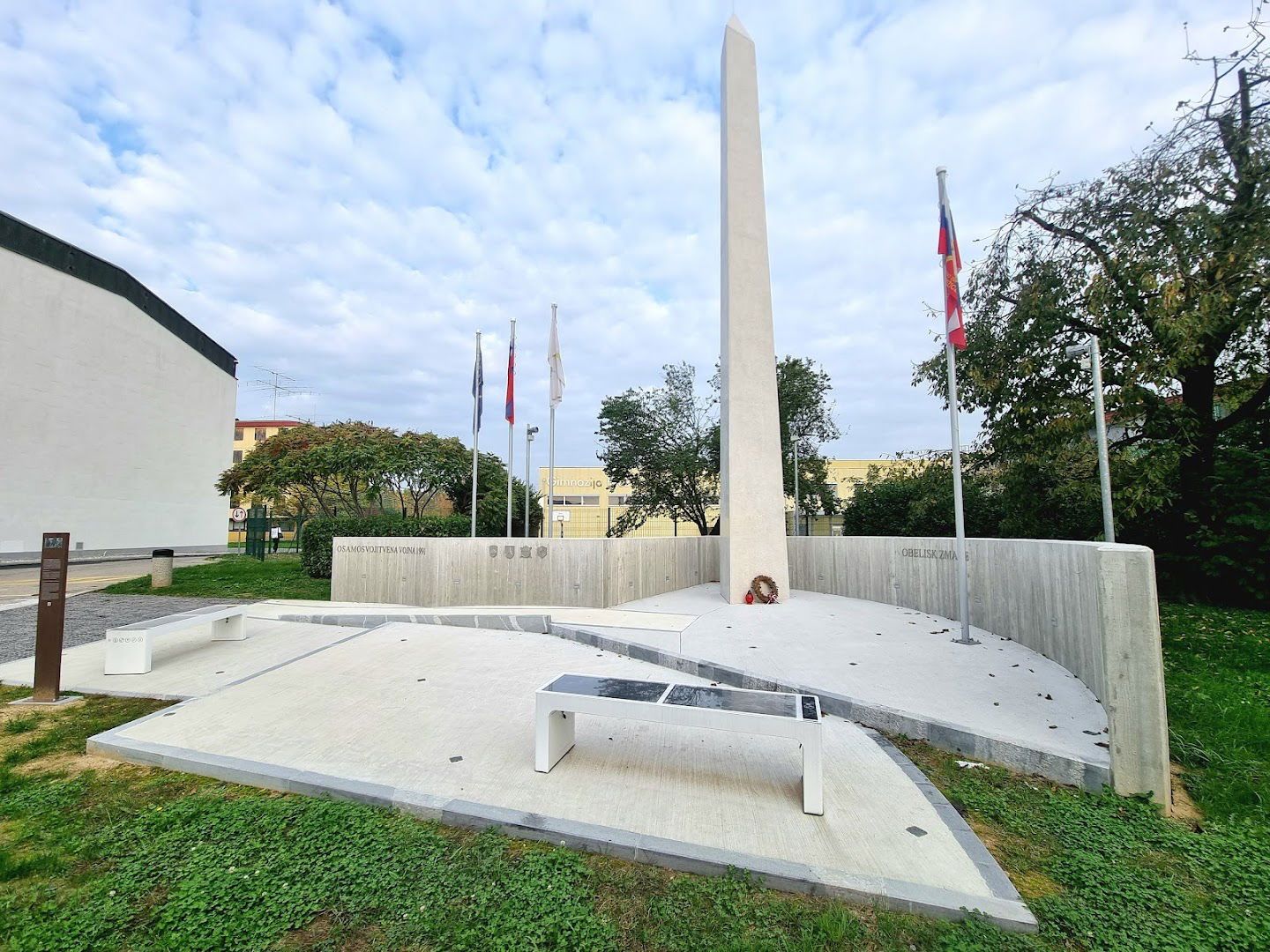 "Pomnik - obelisk zmage"