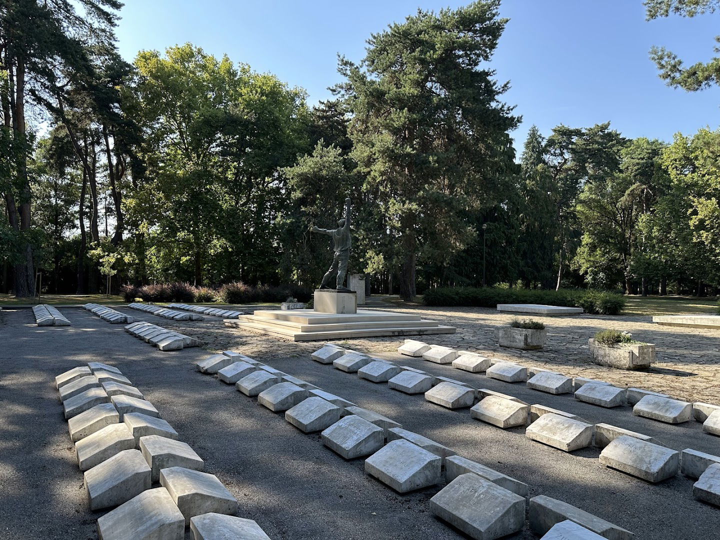 Spomenik Bjelovarac rad Vojin Bakić