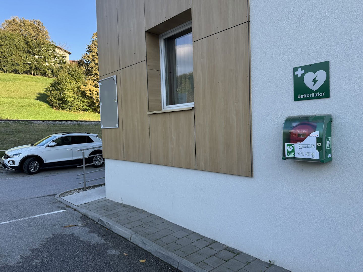 Avtomatski defibrilator (AED)