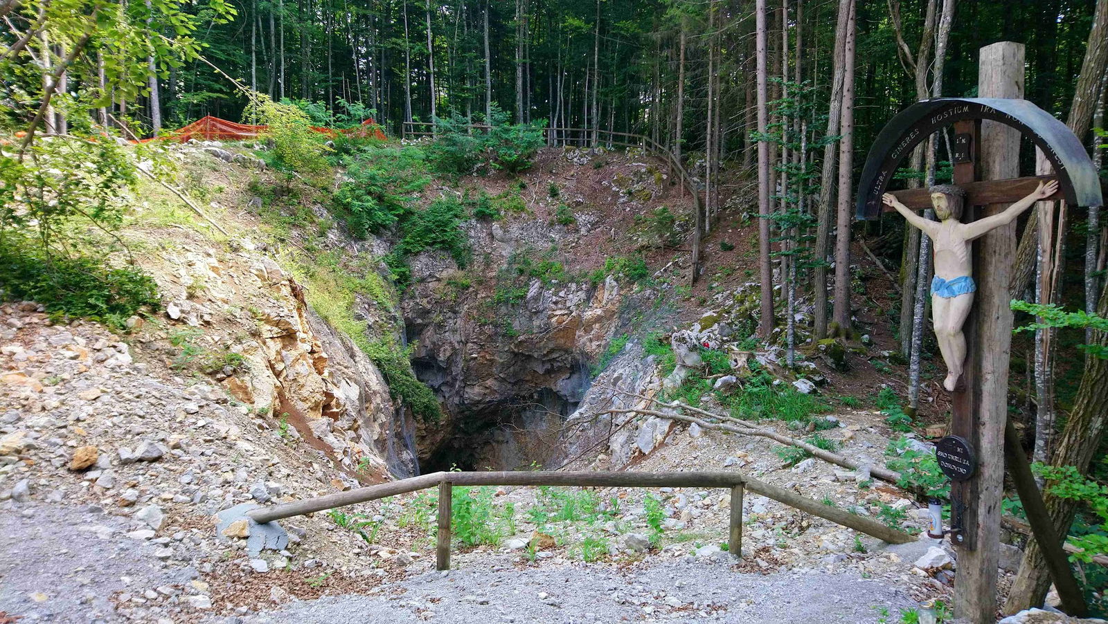 Jama pod Macesnovo gorico