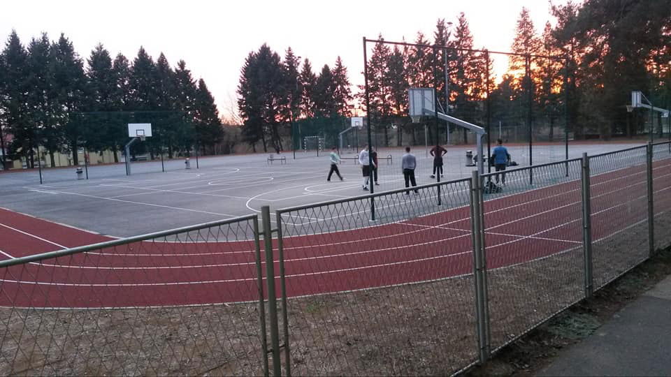 Srednjoškolsko igralište (srednjak)