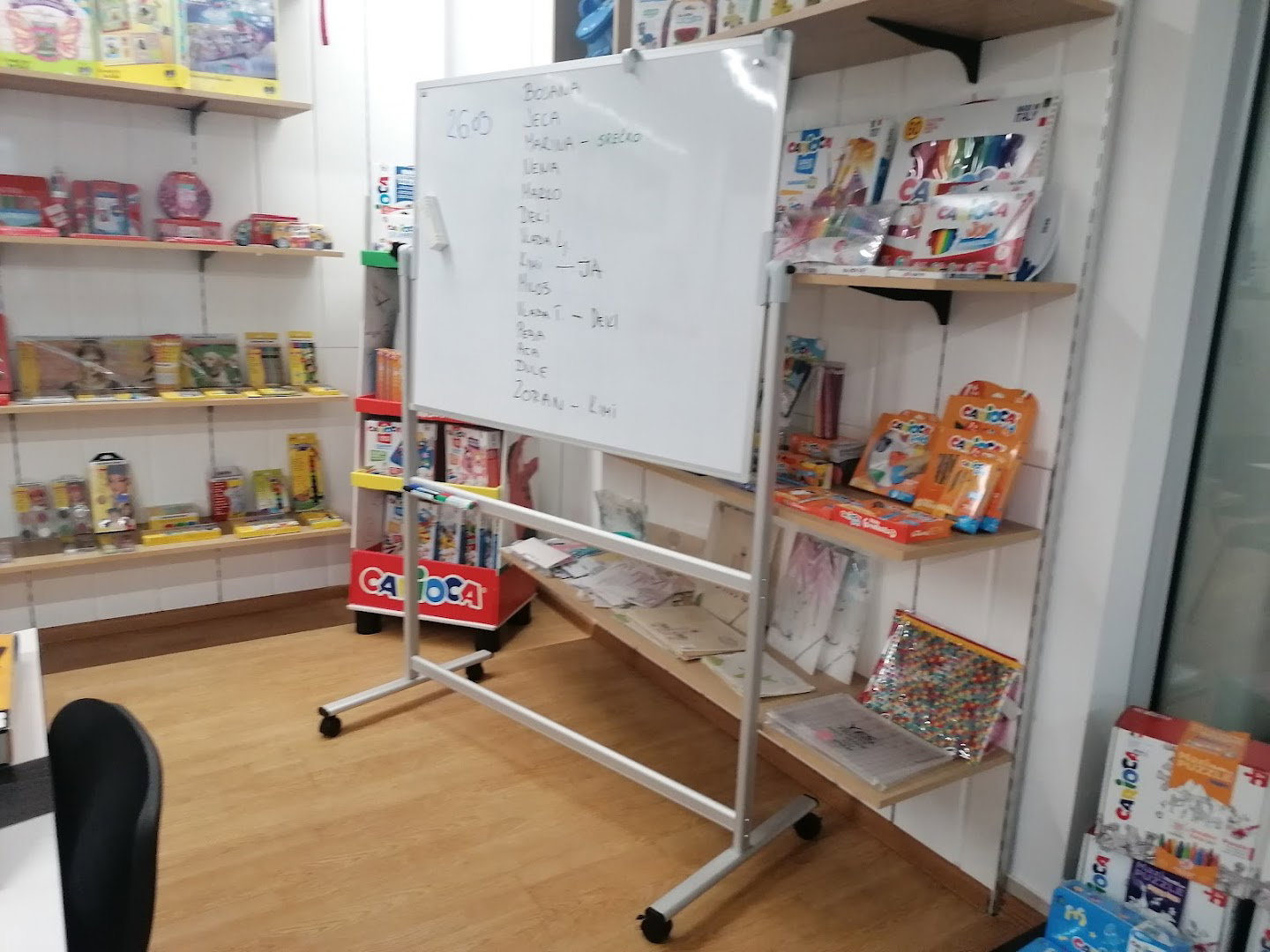 Crne i Bele Table, Kancelarijski Materijal