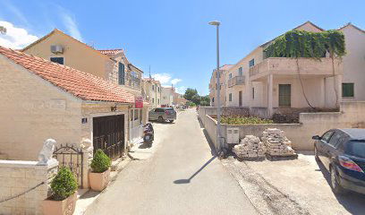 Apartments Paco, Postira