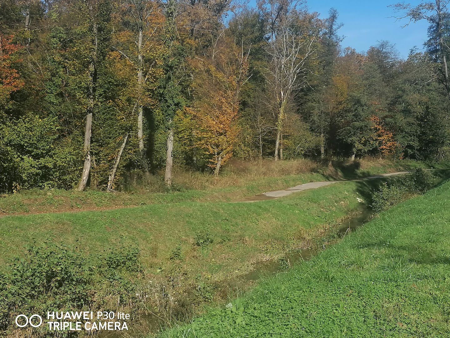Biciklističko pješačka staza uz potok Lužnicu