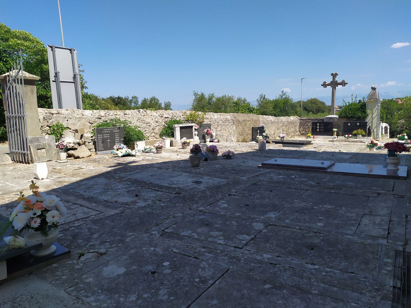 Sutomišćica cemetery