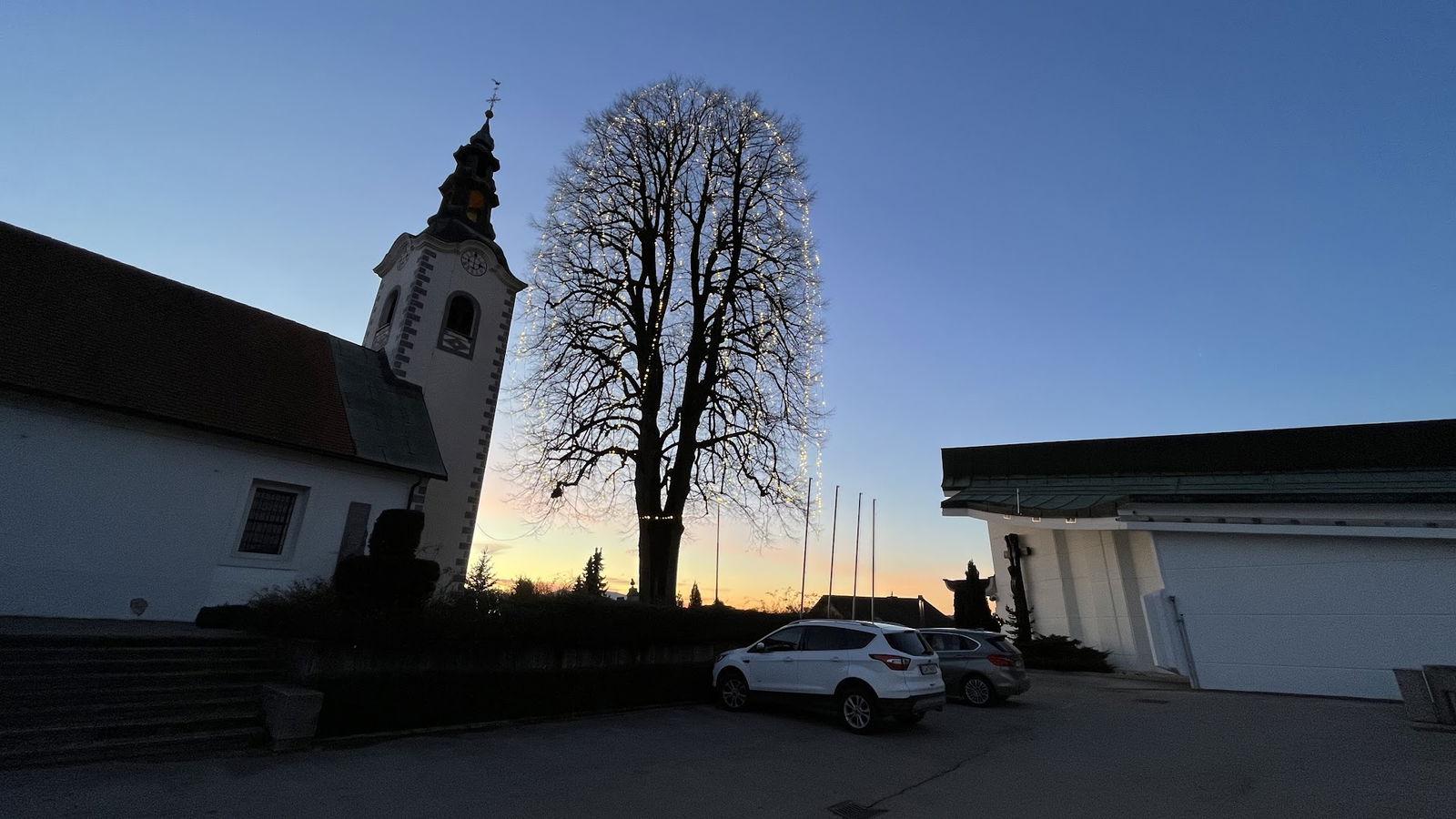 Parkirišče za župnijsko cerkev sv. Mihaela