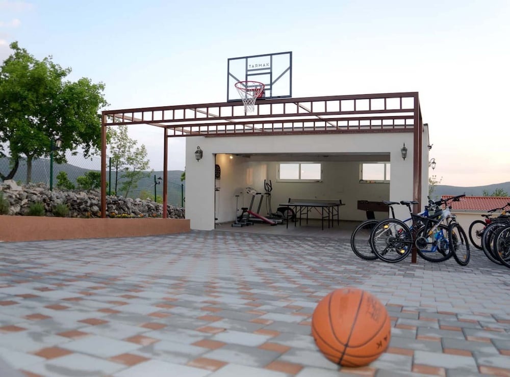 Peaceful Escape With Mountain Views, Heated Pool and Modern Amenities in Radošić